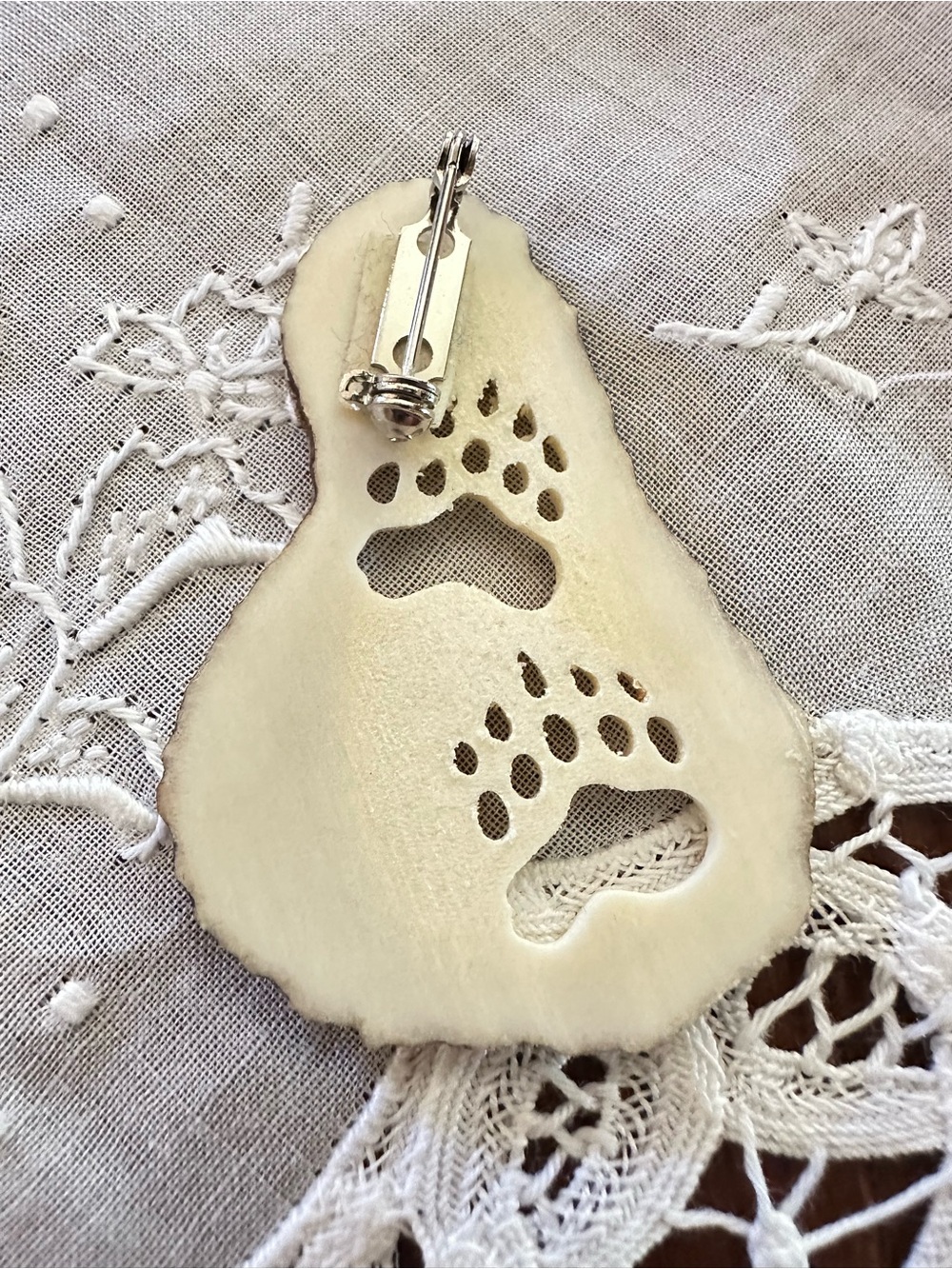 Carved Antler Bear Paw Brooch Rustic Wildlife Pin - Picture 5 of 6